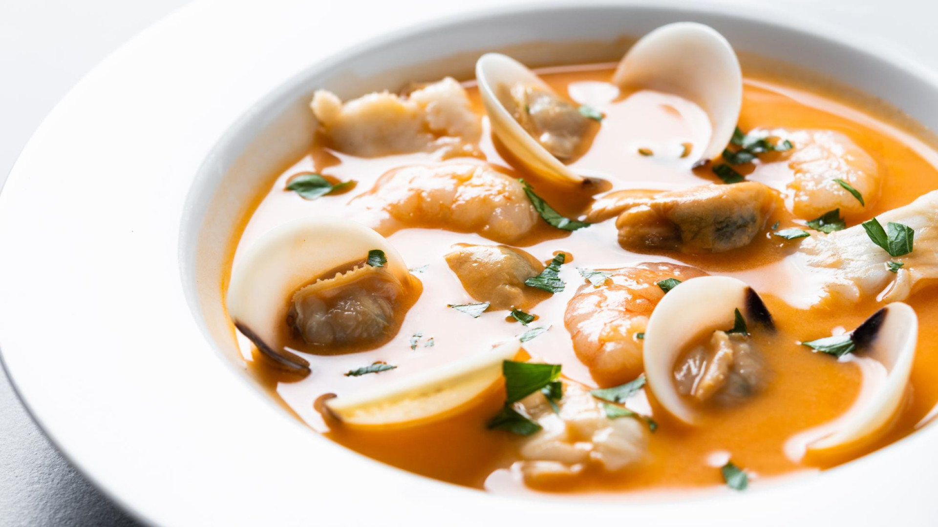 Comment une bouillabaisse au feu de bois révèle-t-elle les saveurs de la Méditerranée ?